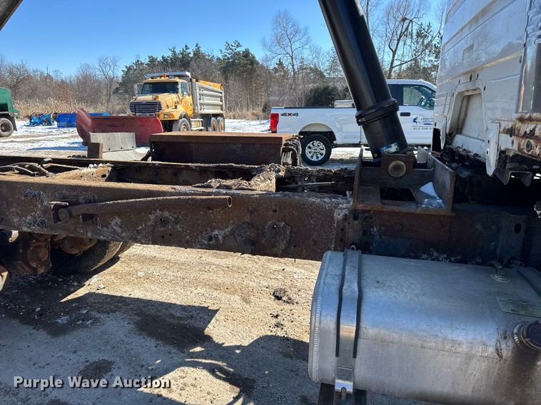 image for item DU3302 2002 Freightliner FL80 dump truck