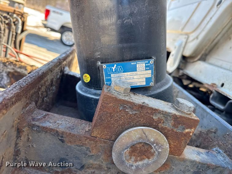 image for item DU3302 2002 Freightliner FL80 dump truck