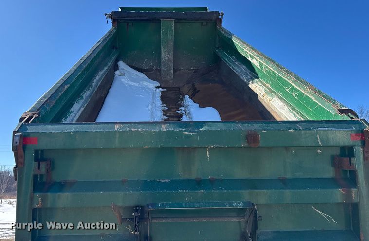 image for item DU3302 2002 Freightliner FL80 dump truck