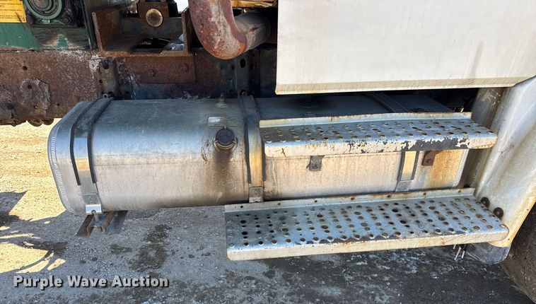 image for item DU3302 2002 Freightliner FL80 dump truck