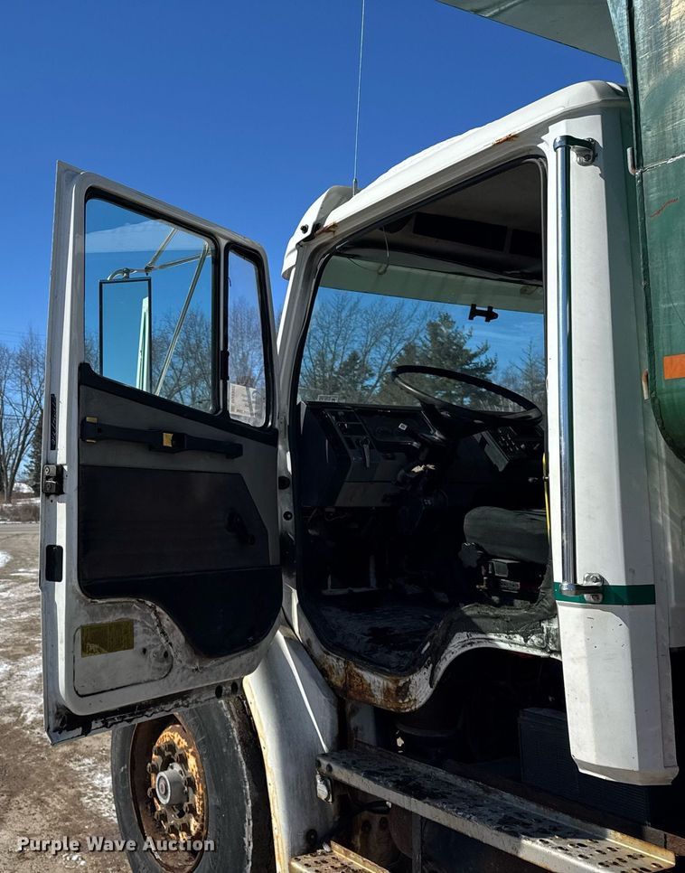 image for item DU3302 2002 Freightliner FL80 dump truck