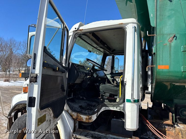 image for item DU3302 2002 Freightliner FL80 dump truck