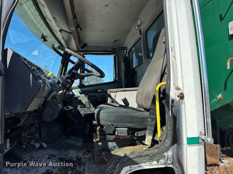 image for item DU3302 2002 Freightliner FL80 dump truck