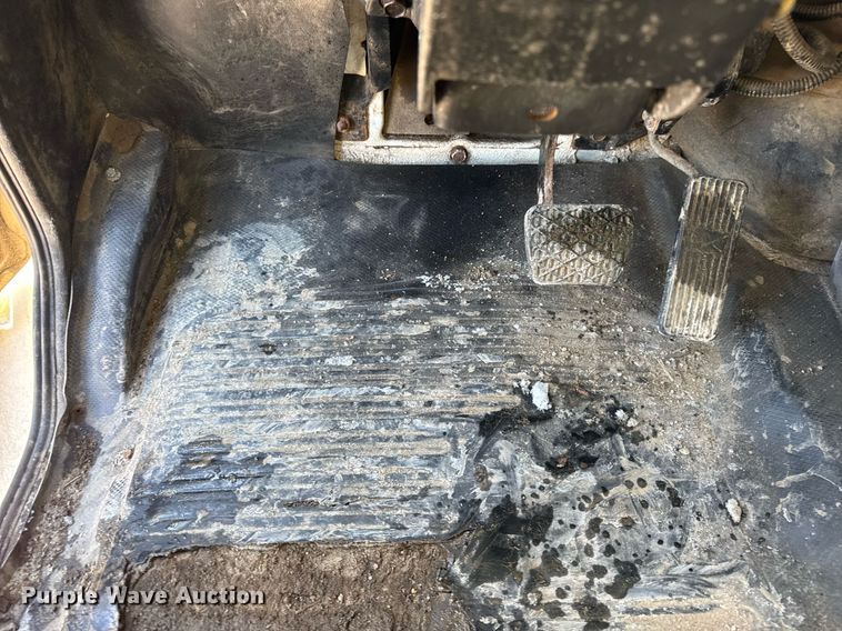 image for item DU3302 2002 Freightliner FL80 dump truck