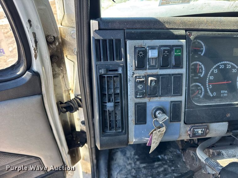 image for item DU3302 2002 Freightliner FL80 dump truck