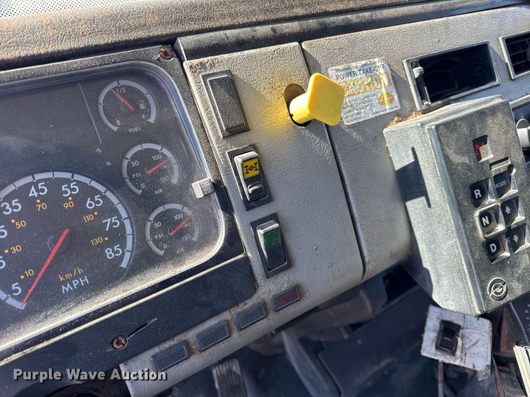 image for item DU3302 2002 Freightliner FL80 dump truck