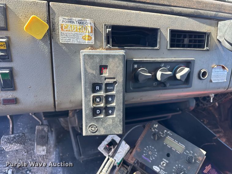 image for item DU3302 2002 Freightliner FL80 dump truck