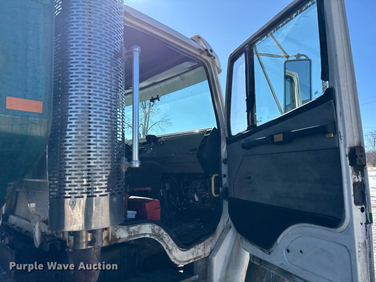 image for item DU3302 2002 Freightliner FL80 dump truck