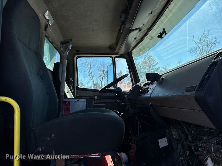 image for item DU3302 2002 Freightliner FL80 dump truck