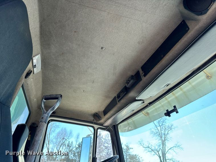 image for item DU3302 2002 Freightliner FL80 dump truck