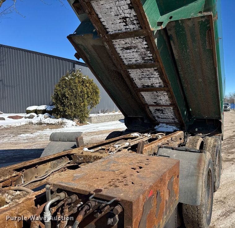 image for item DU3303 2002 Freightliner FL80 dump truck