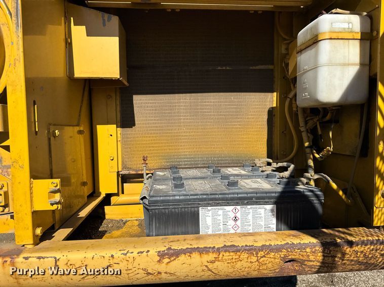 image for item DU3327 1997 John Deere 892E excavator