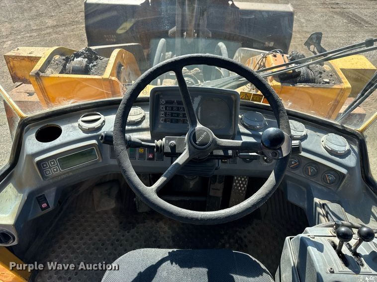 image for item DU3328 1999 Volvo L180C wheel loader