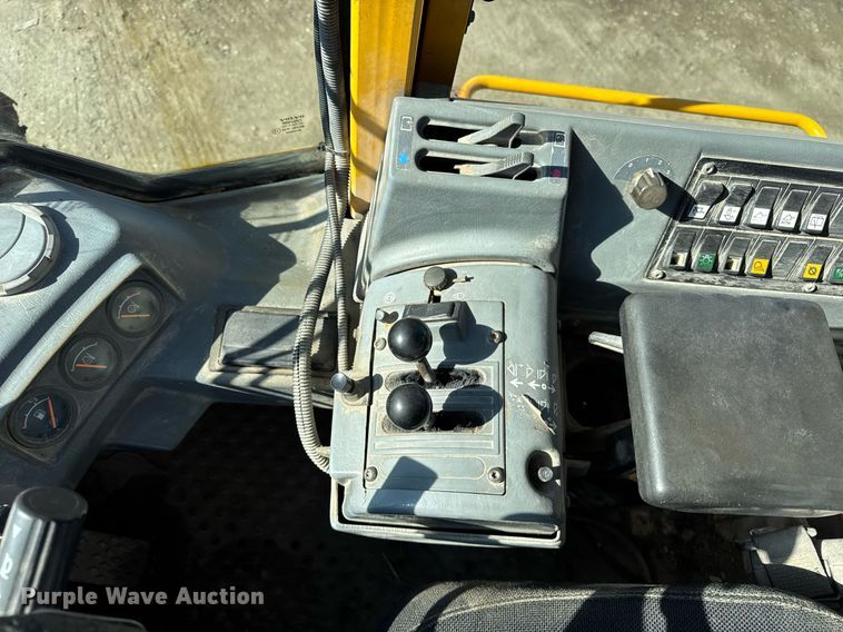 image for item DU3328 1999 Volvo L180C wheel loader