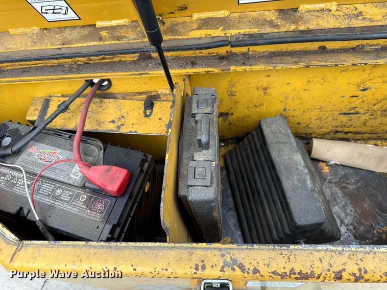 image for item DU3351 2001 Vermeer BC1800A wood chipper