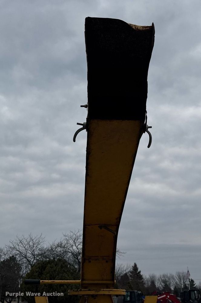 image for item DU3351 2001 Vermeer BC1800A wood chipper