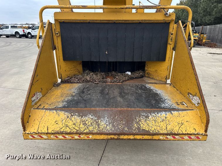 image for item DU3351 2001 Vermeer BC1800A wood chipper
