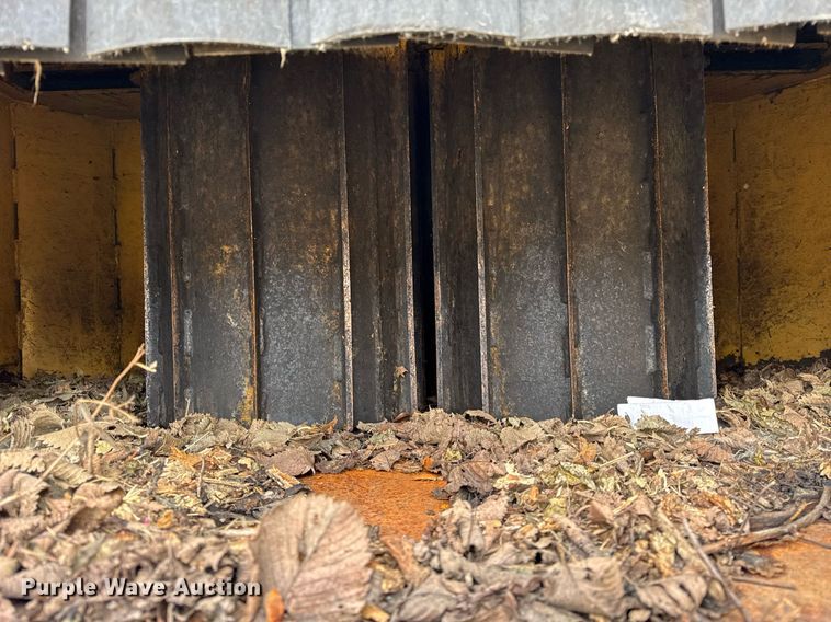 image for item DU3351 2001 Vermeer BC1800A wood chipper