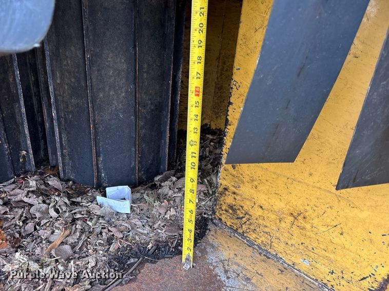 image for item DU3351 2001 Vermeer BC1800A wood chipper