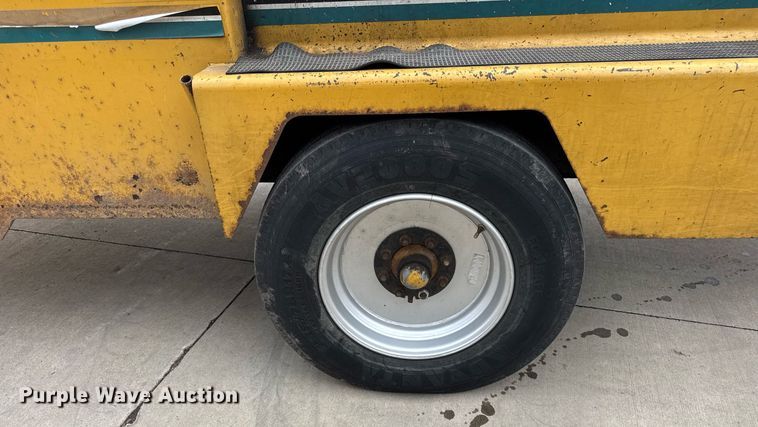 image for item DU3351 2001 Vermeer BC1800A wood chipper