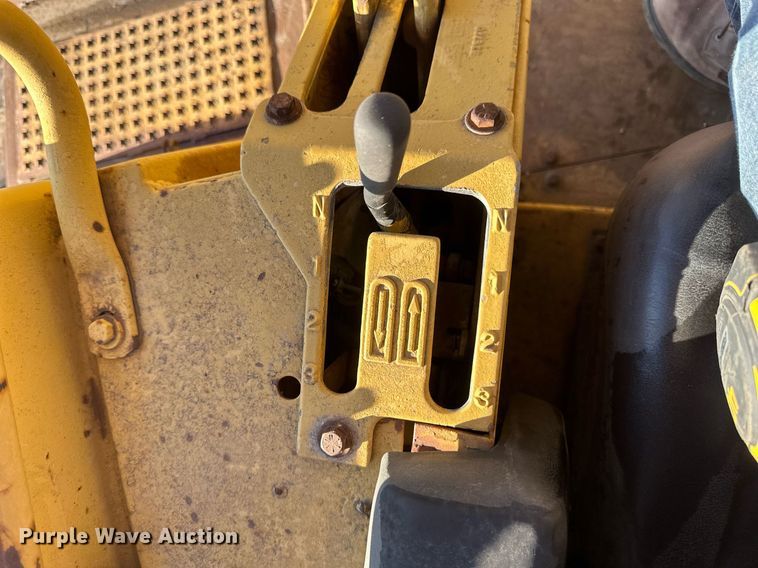 image for item DV0610 1987 Caterpillar  D6H LGP dozer