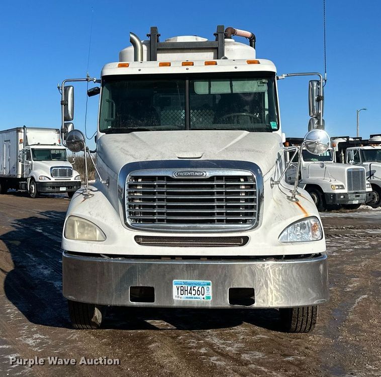 image for item DV0612 2007 Freightliner  Columbia flatbed truck with mud mixing system