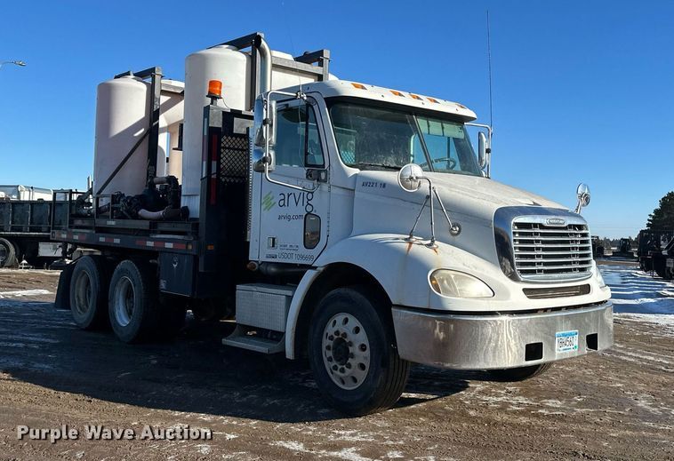 image for item DV0612 2007 Freightliner  Columbia flatbed truck with mud mixing system