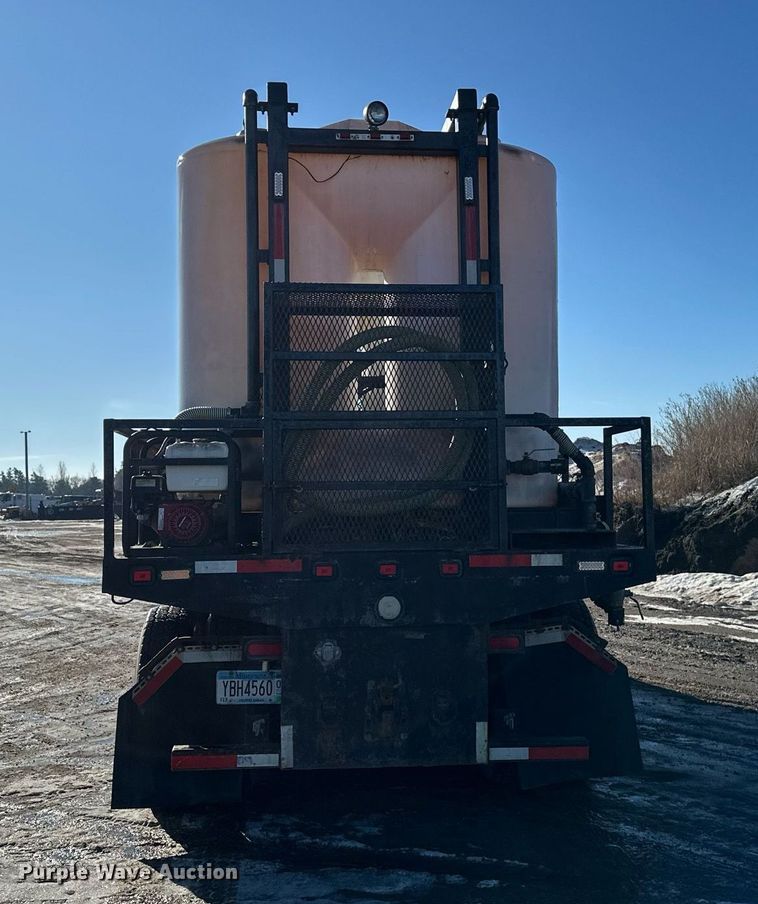 image for item DV0612 2007 Freightliner  Columbia flatbed truck with mud mixing system