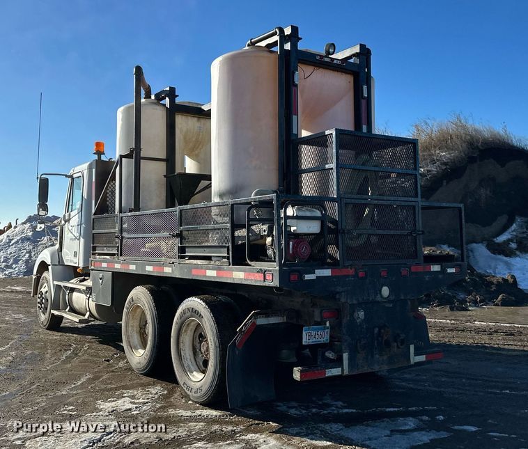 image for item DV0612 2007 Freightliner  Columbia flatbed truck with mud mixing system