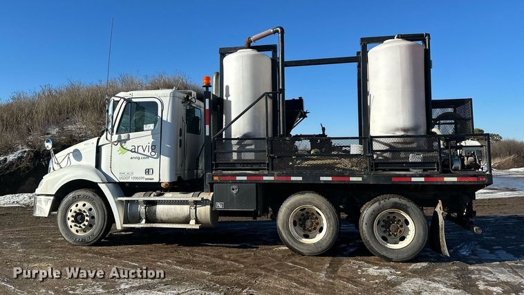 image for item DV0612 2007 Freightliner  Columbia flatbed truck with mud mixing system