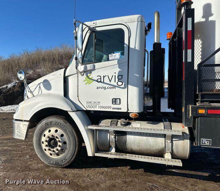 image for item DV0612 2007 Freightliner  Columbia flatbed truck with mud mixing system