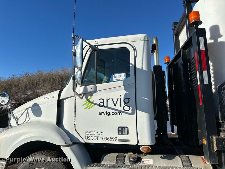 image for item DV0612 2007 Freightliner  Columbia flatbed truck with mud mixing system