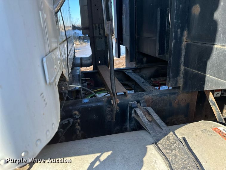 image for item DV0612 2007 Freightliner  Columbia flatbed truck with mud mixing system