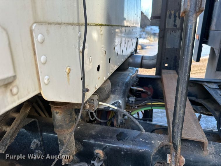 image for item DV0612 2007 Freightliner  Columbia flatbed truck with mud mixing system