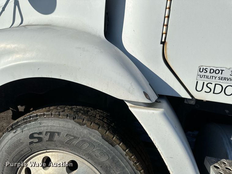 image for item DV0612 2007 Freightliner  Columbia flatbed truck with mud mixing system