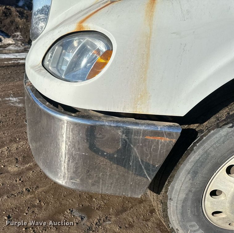 image for item DV0612 2007 Freightliner  Columbia flatbed truck with mud mixing system