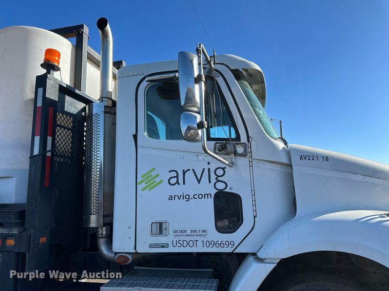 image for item DV0612 2007 Freightliner  Columbia flatbed truck with mud mixing system