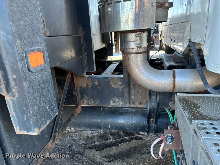 image for item DV0612 2007 Freightliner  Columbia flatbed truck with mud mixing system