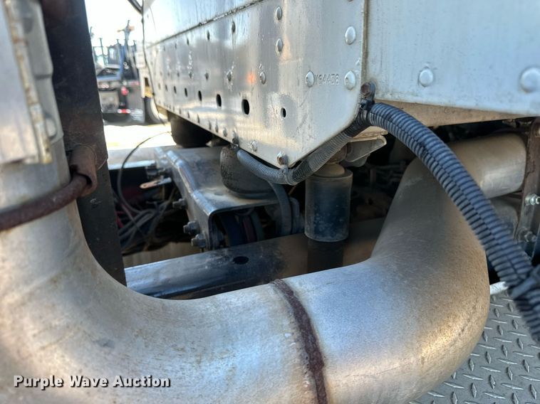 image for item DV0612 2007 Freightliner  Columbia flatbed truck with mud mixing system