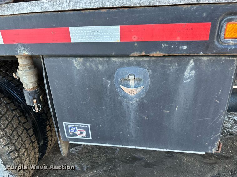 image for item DV0612 2007 Freightliner  Columbia flatbed truck with mud mixing system