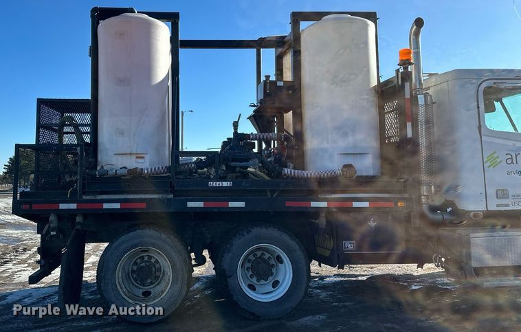 image for item DV0612 2007 Freightliner  Columbia flatbed truck with mud mixing system