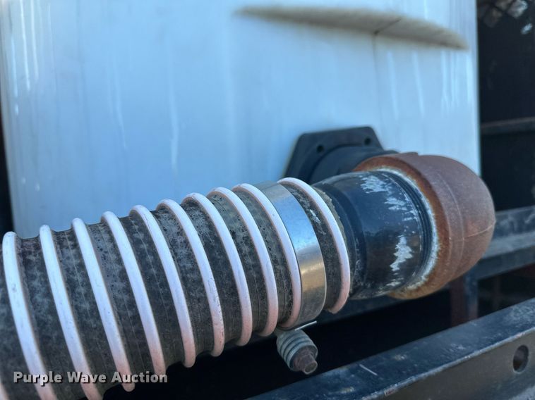 image for item DV0612 2007 Freightliner  Columbia flatbed truck with mud mixing system