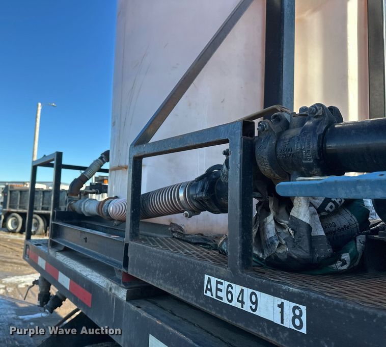 image for item DV0612 2007 Freightliner  Columbia flatbed truck with mud mixing system