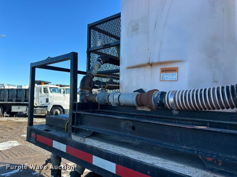 image for item DV0612 2007 Freightliner  Columbia flatbed truck with mud mixing system