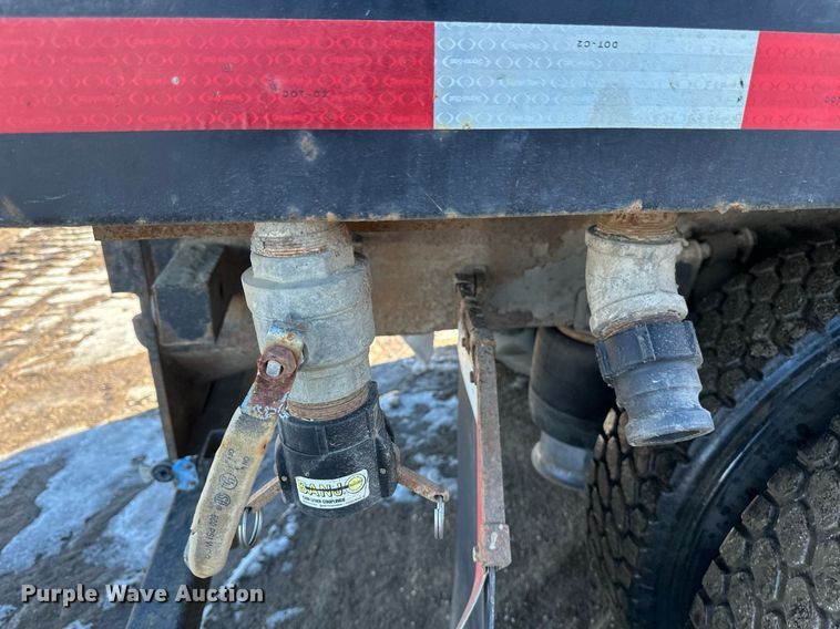 image for item DV0612 2007 Freightliner  Columbia flatbed truck with mud mixing system