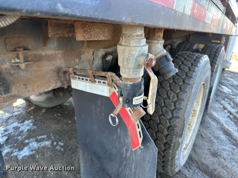 image for item DV0612 2007 Freightliner  Columbia flatbed truck with mud mixing system