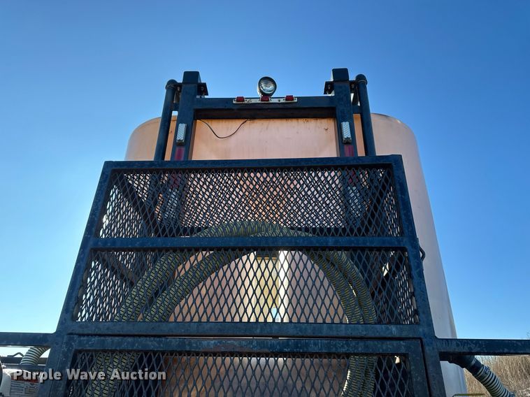 image for item DV0612 2007 Freightliner  Columbia flatbed truck with mud mixing system