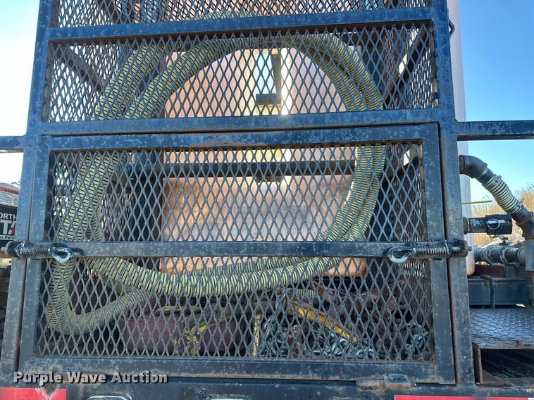 image for item DV0612 2007 Freightliner  Columbia flatbed truck with mud mixing system