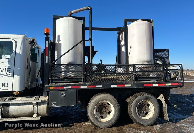 image for item DV0612 2007 Freightliner  Columbia flatbed truck with mud mixing system