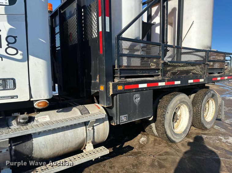 image for item DV0612 2007 Freightliner  Columbia flatbed truck with mud mixing system